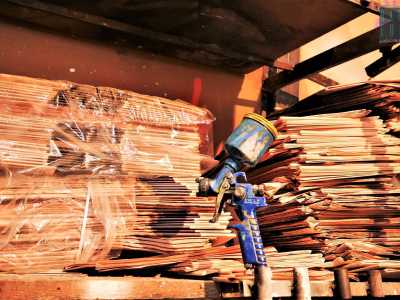 Mentre su uno scaffale un aerografo precede pile di giornali pronti a diventare il rivestimento dei nuovi carri